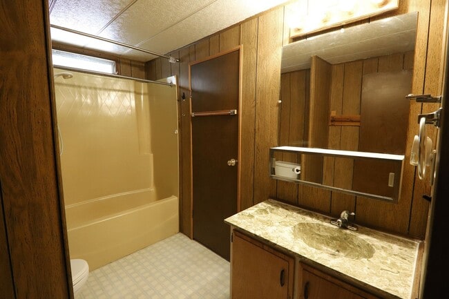 Building Photo - Country property