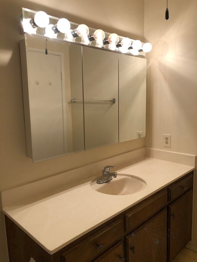 Building Photo - San Carlos 2/2 Upgraded Condo For Lease