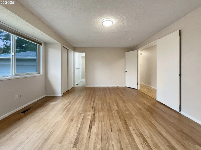 Building Photo - 1690 SW Woodland Terrace