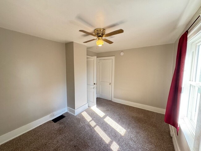 Building Photo - Close to Downtown! Includes washer and dryer