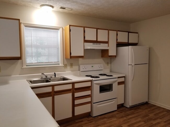 Building Photo - 2 Bedroom, 1 bath apartment " Call us about our move in special"