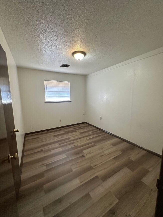 Building Photo - 3 bed 1.5 bath 1 car garage