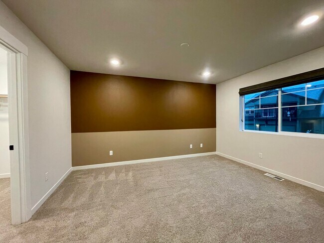 Building Photo - 18406 SW Buckhorn Dr