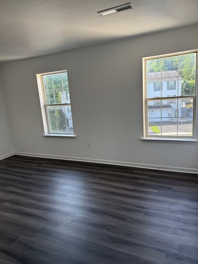 Building Photo - 3 Bedroom Town Home In Etters PA
