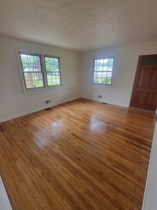 Building Photo - 1003 White Pine Dr