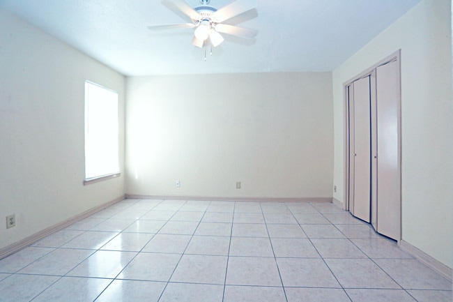 Bedroom - Royal Oaks Apartments