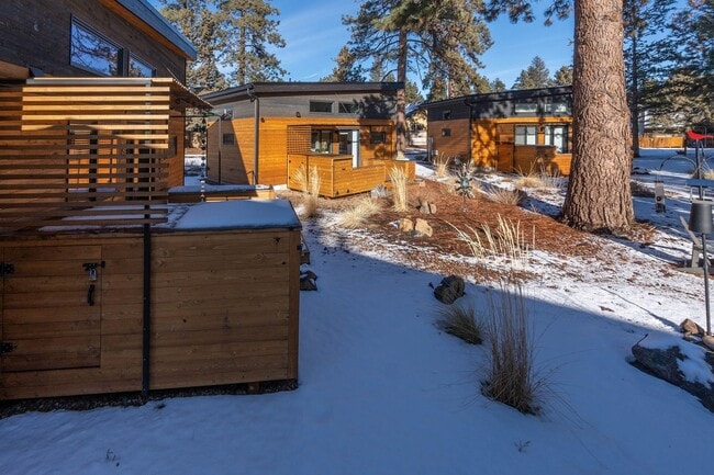 Building Photo - Hiatus Hideaway #3 - Close to Old Mill - Fully Furnished available Now