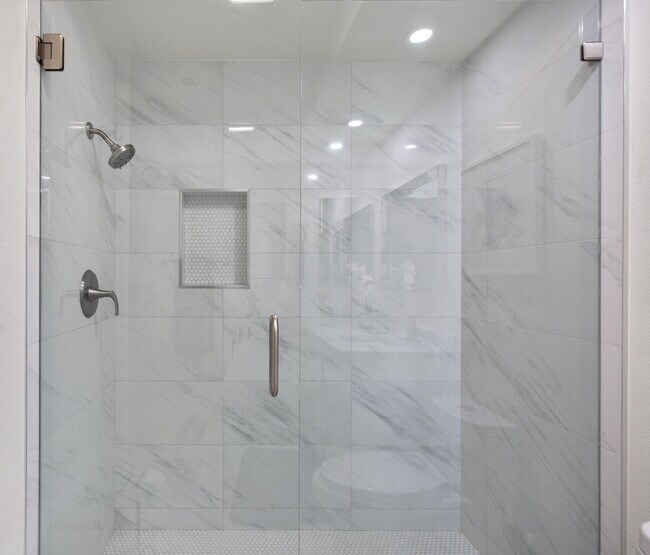 Building Photo - 709 Vista Lago Cir N