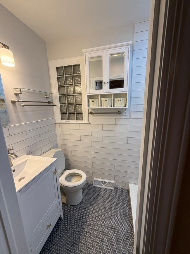 Building Photo - 2110 Villa Dr