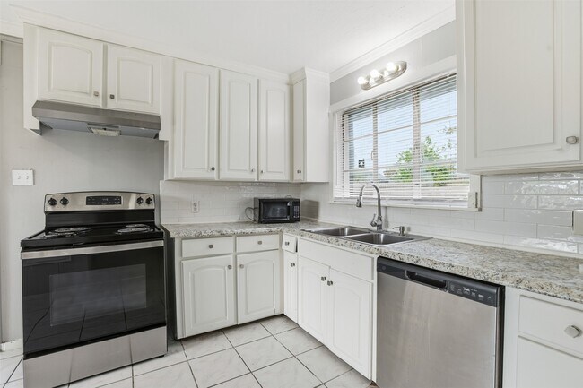 Building Photo - 3917 Anita St