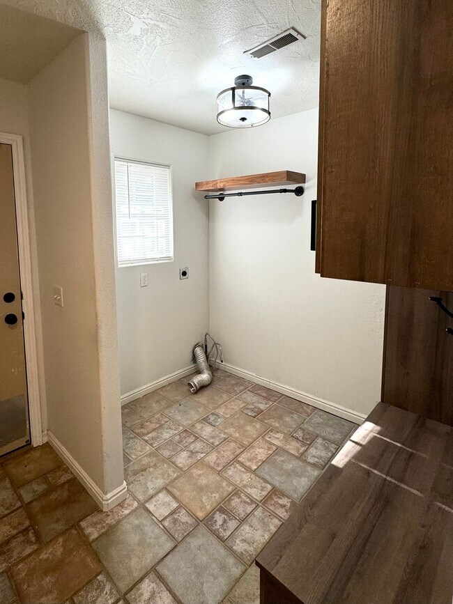Building Photo - Charming 3 Bed, 2 Bath Home in Quiet Cul-d...