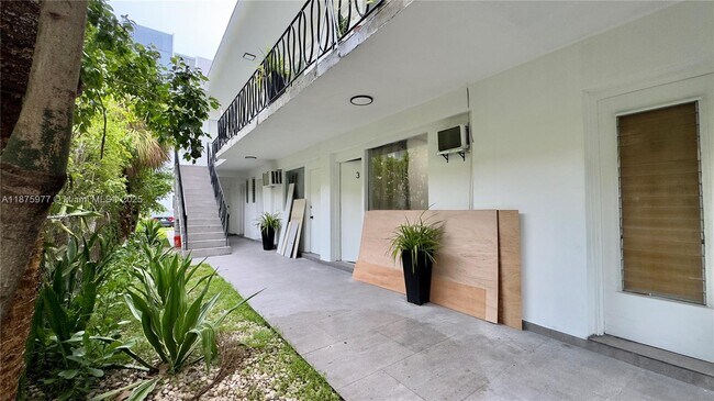 Building Photo - 2025 Bay Dr