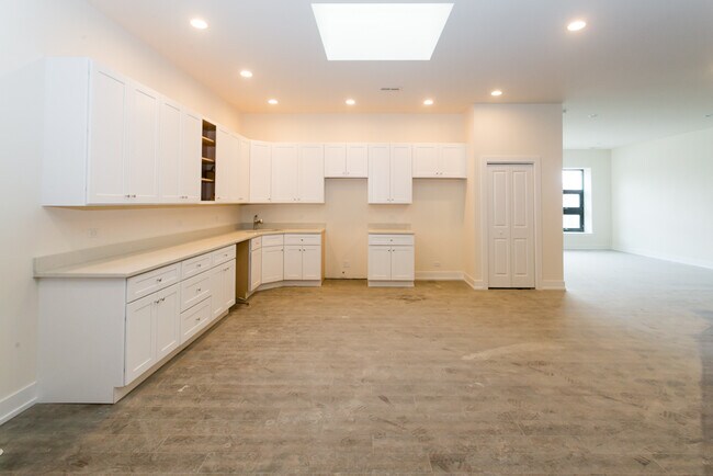 Building Photo - 4300 W Montrose Ave