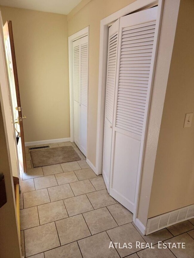 Building Photo - 408 Columbia Rd