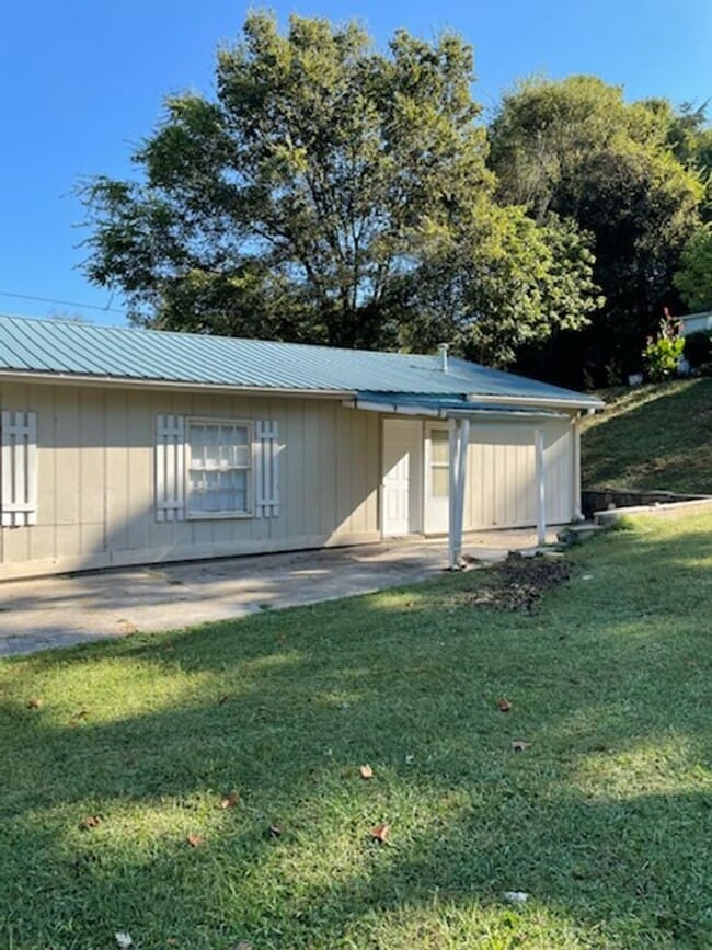 Building Photo - ADORABLE HOME