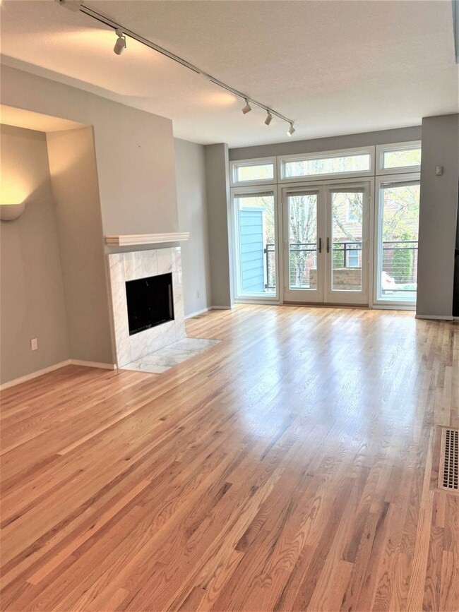 Building Photo - NW townhouse with double Master Suites, pa...