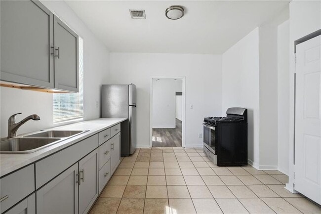 Building Photo - 3529 Delachaise St