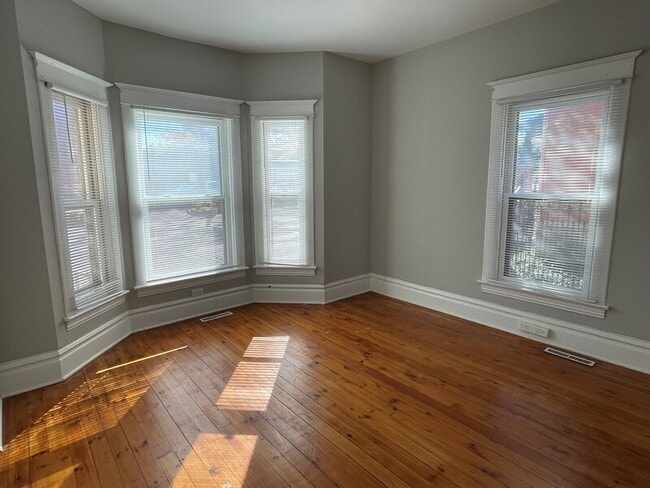 Building Photo - 210 S Throop St