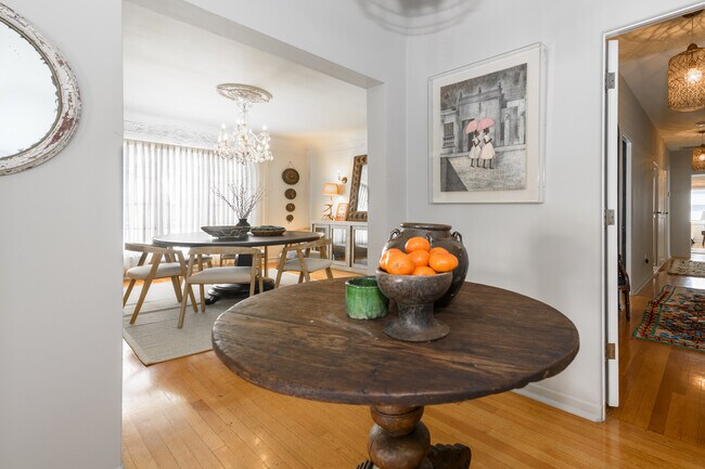 Building Photo - 148 S Orange Dr