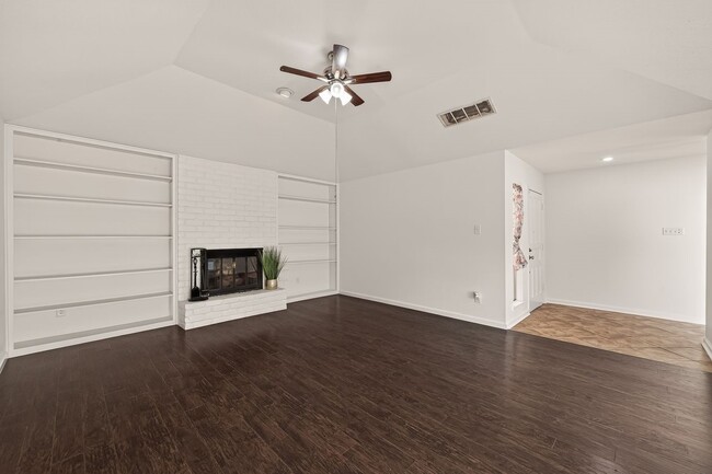 Building Photo - 1007 Apache Falls Dr