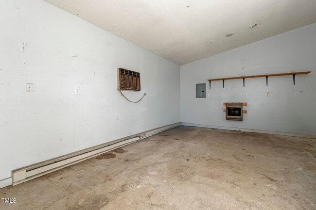 Building Photo - Mini Farm on 2 acres