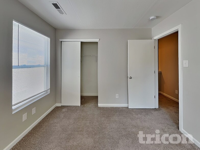 Building Photo - 7242 Fox Point Dr
