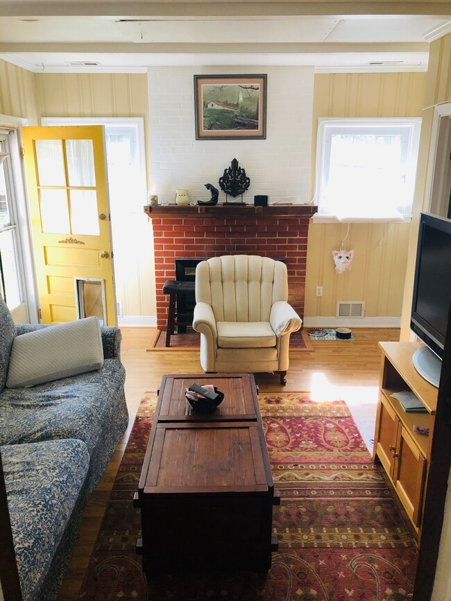 Building Photo - Beautiful 4bdrm/2.5 bath Cape-cod  located in the West End!