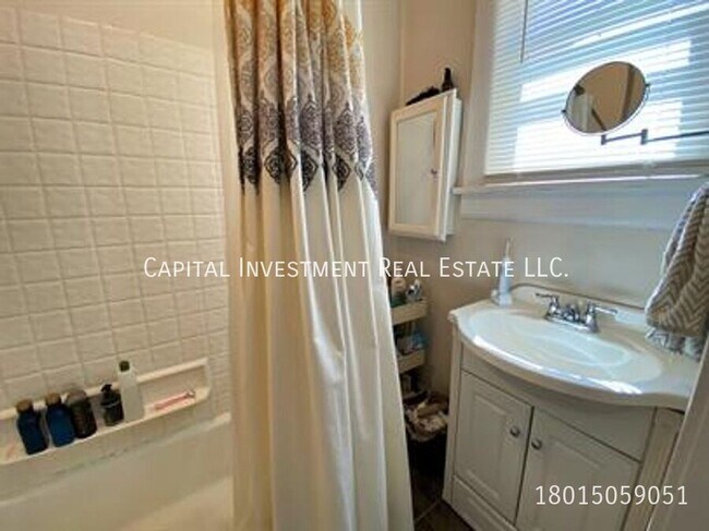 Building Photo - 470 E 300 S