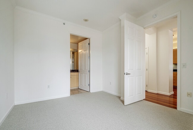 Building Photo - 140 S Van Ness Ave