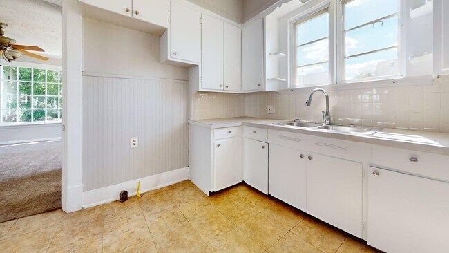 Building Photo - Beautiful 3 Bedroom 2 bathroom - Single Family Home