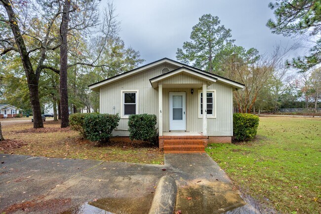 Building Photo - Welcome to this beautiful 1 bedroom and 1 bath unit in a stellar location!