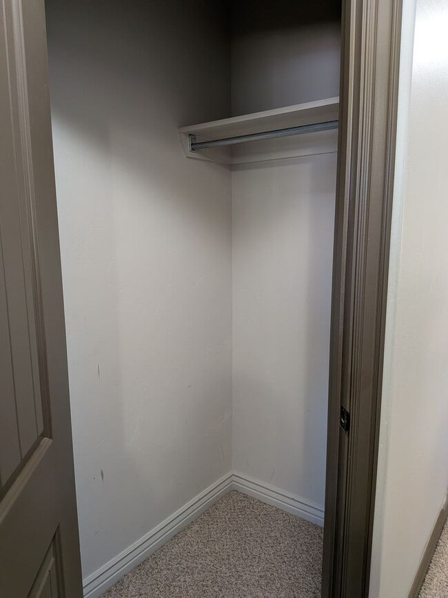 Building Photo - 3 bed 1.5 bath IMMACULATE END-UNIT Townhome in the Meadows