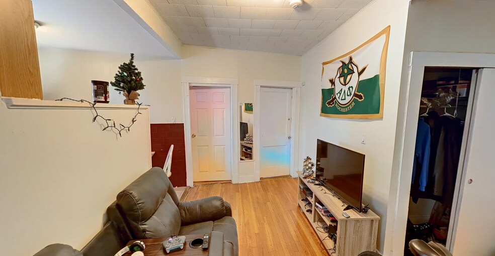 Building Photo - 126 Warren St