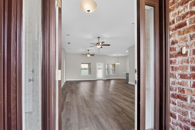 Building Photo - 5823 Crestlake Dr