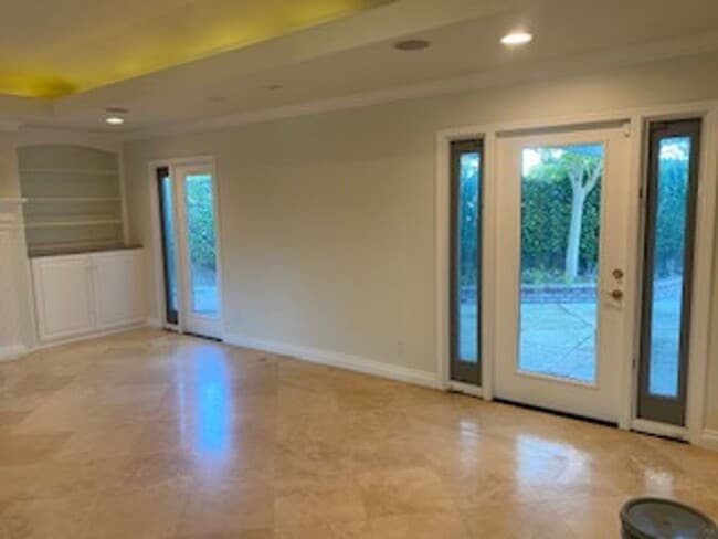 Building Photo - Elegant 4 bedroom, 3 bath large home locat...