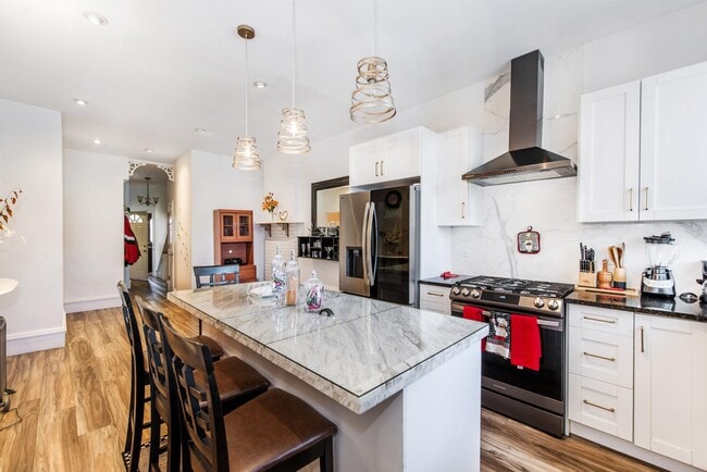 Building Photo - 606 59th St