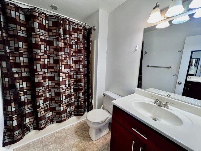 Building Photo - 2 bedroom 2 bathroom condo blocks from the...