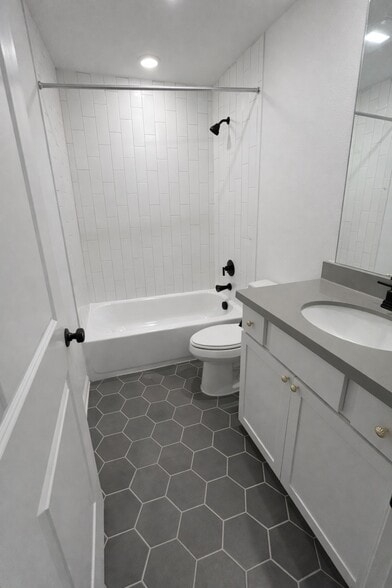 Upstairs bathroom 1. - 517 Moonlit Stream Pass