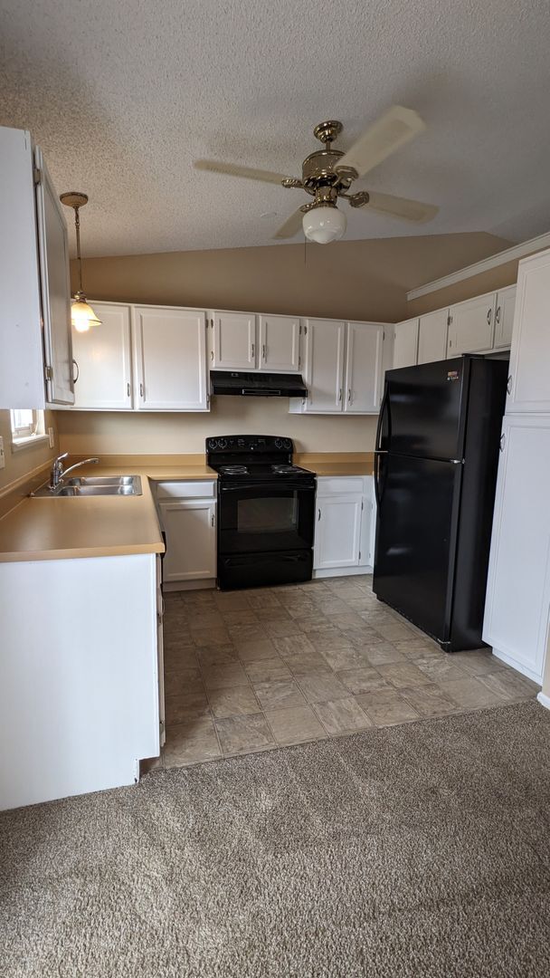 Building Photo - COZY TRI-LEVEL 3 BED/1.5 BATH WITH WOODBUR...