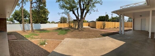 Building Photo - Large Three Bedroom Home
