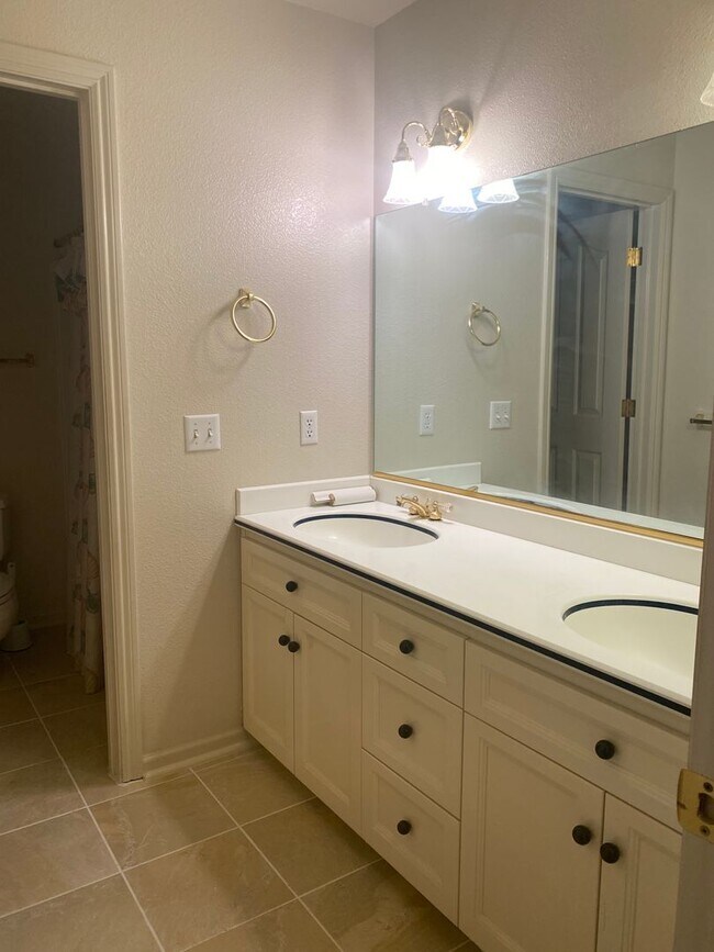 Building Photo - Beautiful Lakefront Home in the Vineyard! ...