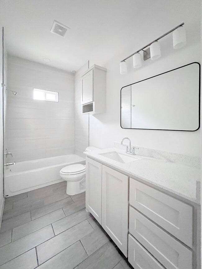 Building Photo - 1304 Shavano Dr