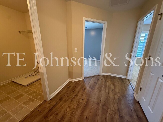 Building Photo - Spacious 4 Bedroom Home with Fenced Yard & Two Car Garage in Clemmons