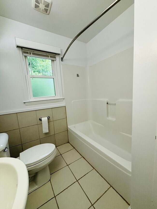 Building Photo - 1480 Boxwood Dr
