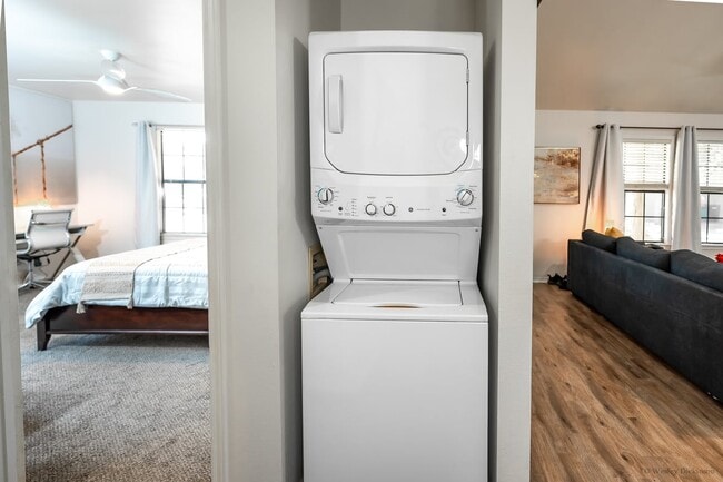 Building Photo - 28160 Windwood Dr E