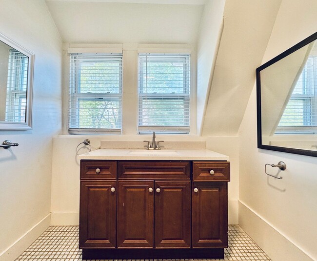 Building Photo - 66 Trumbull St