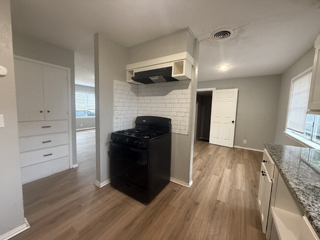 Building Photo - 4-Bedroom Home in Warr Acres