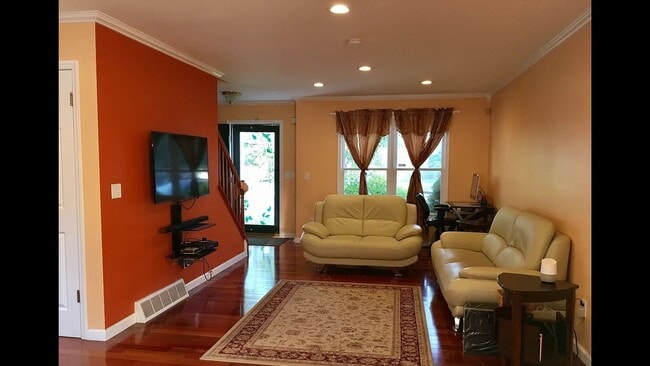 Building Photo - Beautifully Renovated Home in the Shaker School District – Prime Latham Location