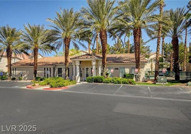 Building Photo - GORGEOUS 2nd FLOOR UNIT IN DESIRABLE GATED...