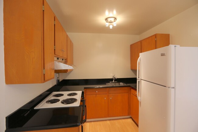 Building Photo - Twin Peaks: 1 Bed Apartment w/ Green View,...